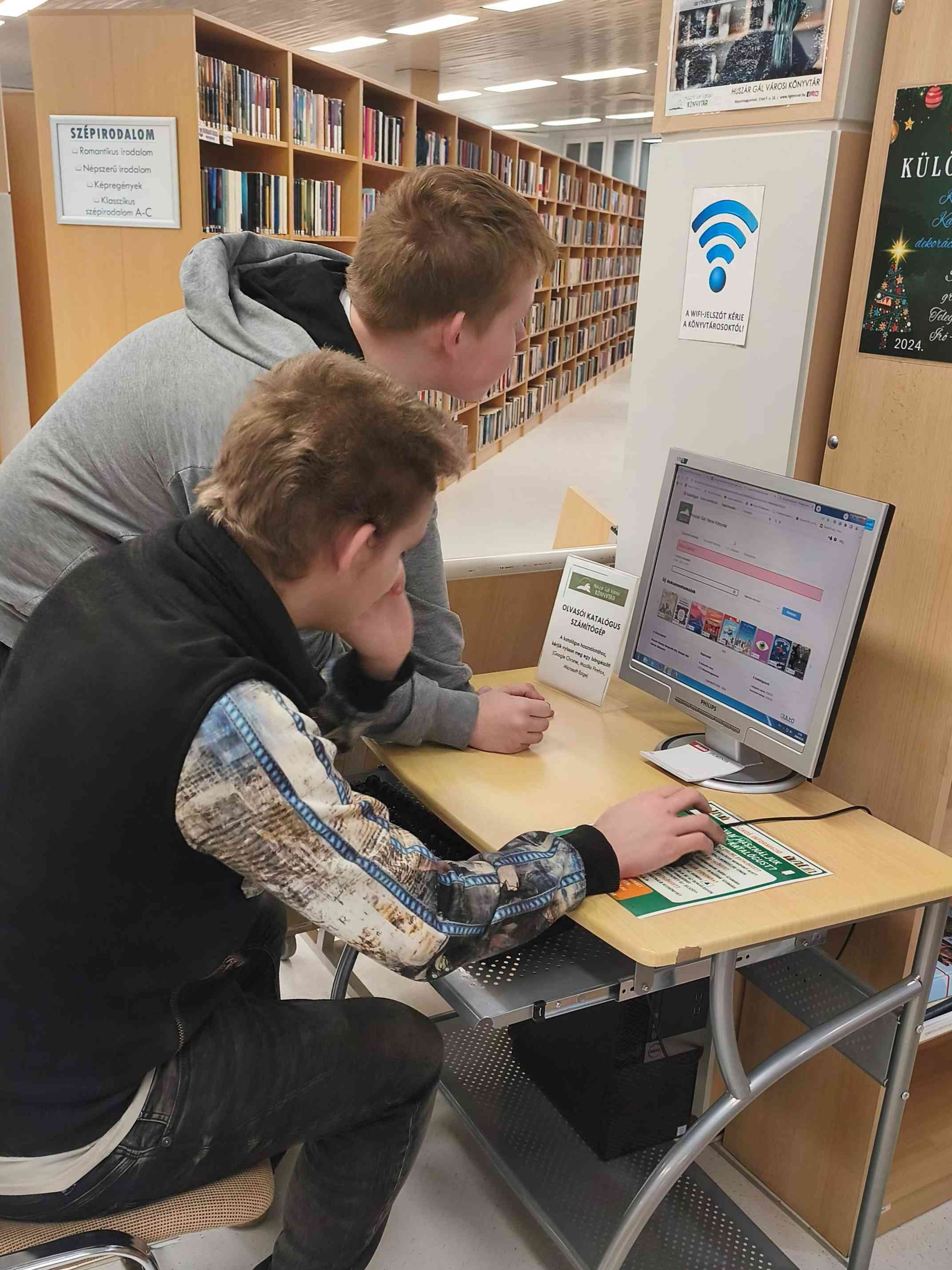 Könyvtárban 3 kicsi