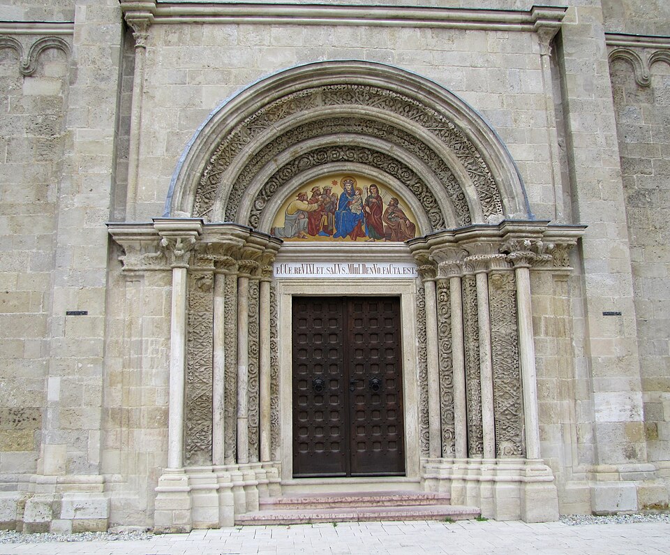 Szent Jakab templom portál Lébény 01